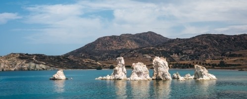 Άσπροι βράχοι στη θάλασσα της Κιμώλου