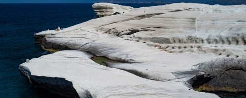 Οι λευκοί βράχοι του Σαρακίνικου στη Μήλο