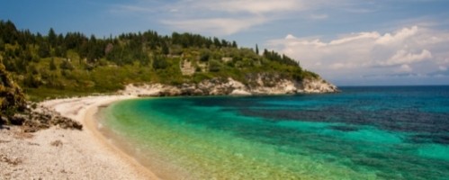 Υπέροχη σμαραγδένια θάλασσα στους Παξούς